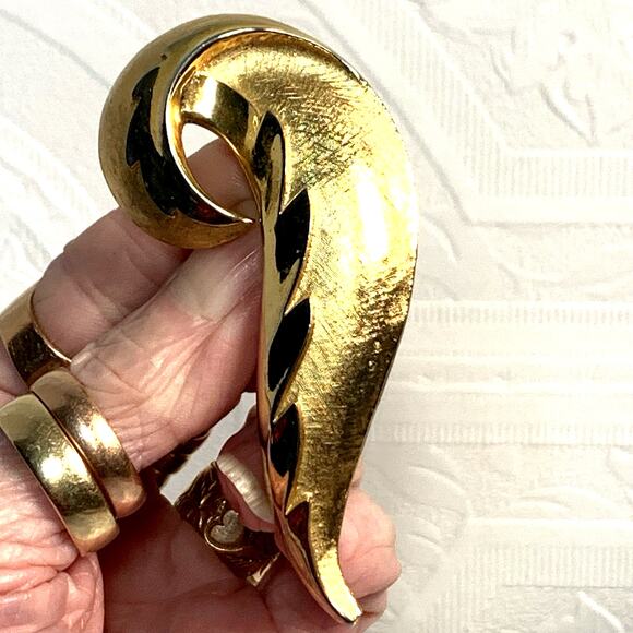 RARE Crown Trifari Question Mark Brooch Textured Geometric Gold Tone Signed - Picture 1 of 6